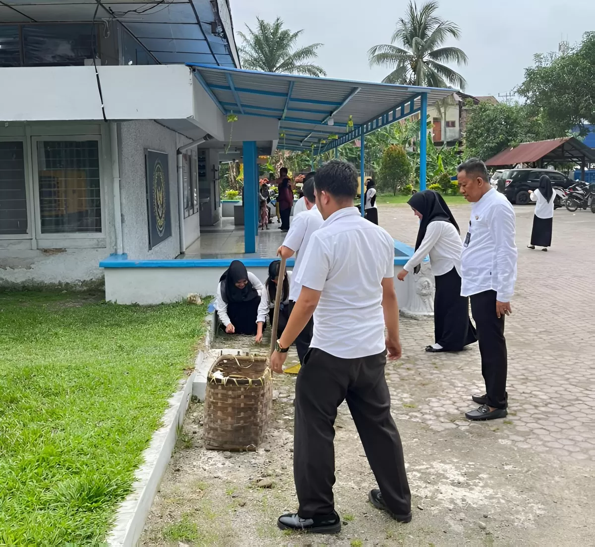 Kalapas Gunungtua dan Jajaran Saat Bersih-Bersih di Lingkungan Satuan Kerja
