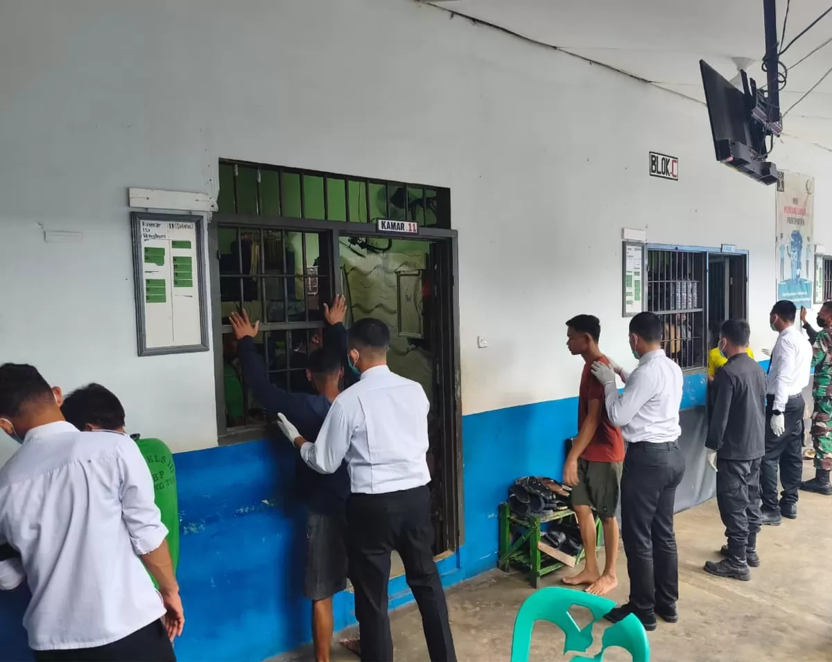 Petugas Lapas Gunungtua Saat Kegiatan Penggeledahan