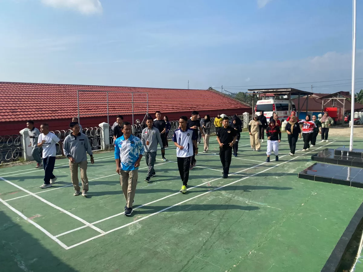 Kalapas, Petugas dan Warga Binaan Lapas Muara Teweh Saat Senam Pagi Bersama