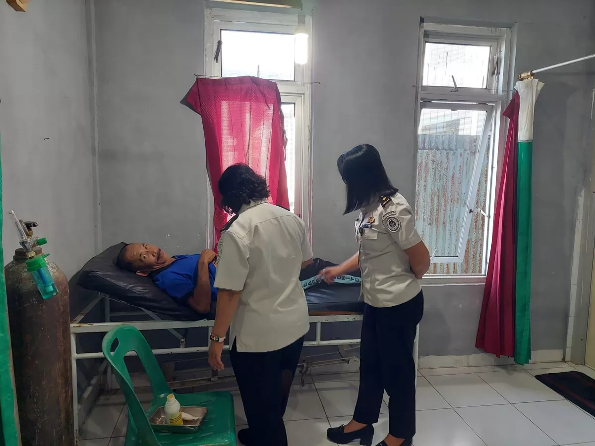 Warga Binaan Lapas Gunungsitoli Saat Mengikuti Pemeriksaan Kesehatan