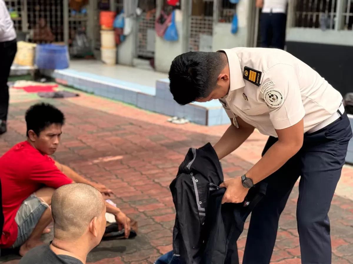 Kasubsi Kamtib Lapas Kotapinang dan Jajaran Saat Penggeledahan Kamar Hunian