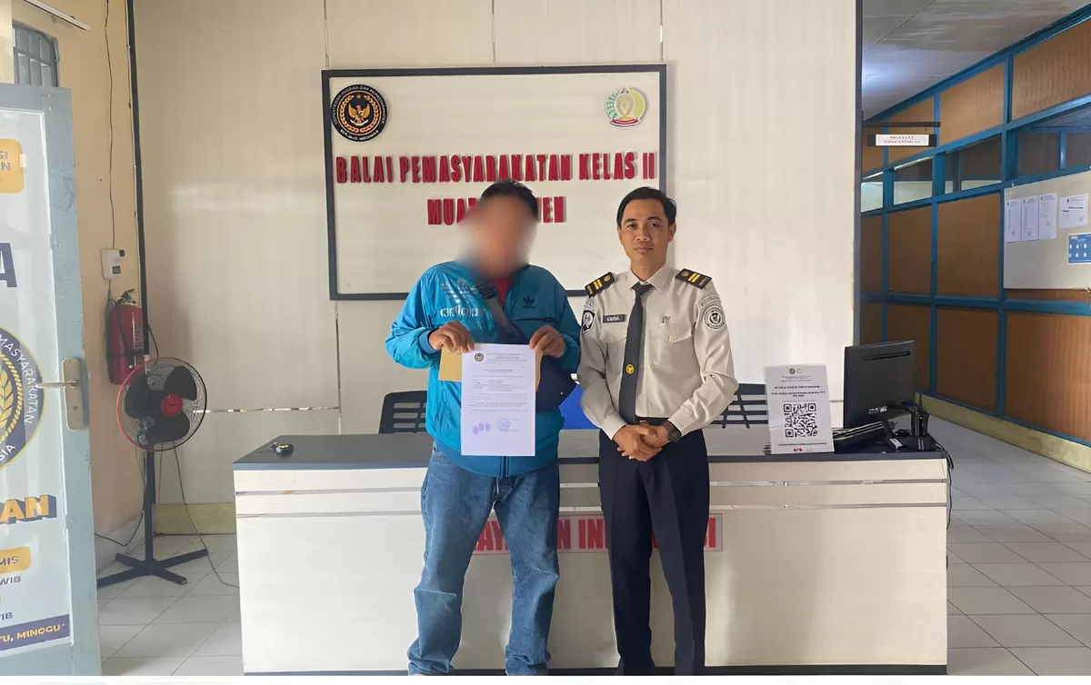Petugas Bapas Muara Teweh Saat Serahkan Surat Pengakhiran Bimbingan kepada Klien