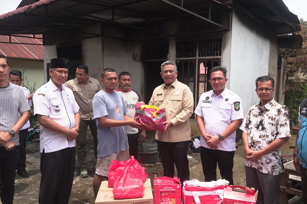 Foto Bupati Rokan Hulu Anton Serahkan Bantuan Kepada Korban Kebakaran Rumah Di Lenggopan Kelurahan Pasir Pengaraian   (DISKOMINFO ROHUL)