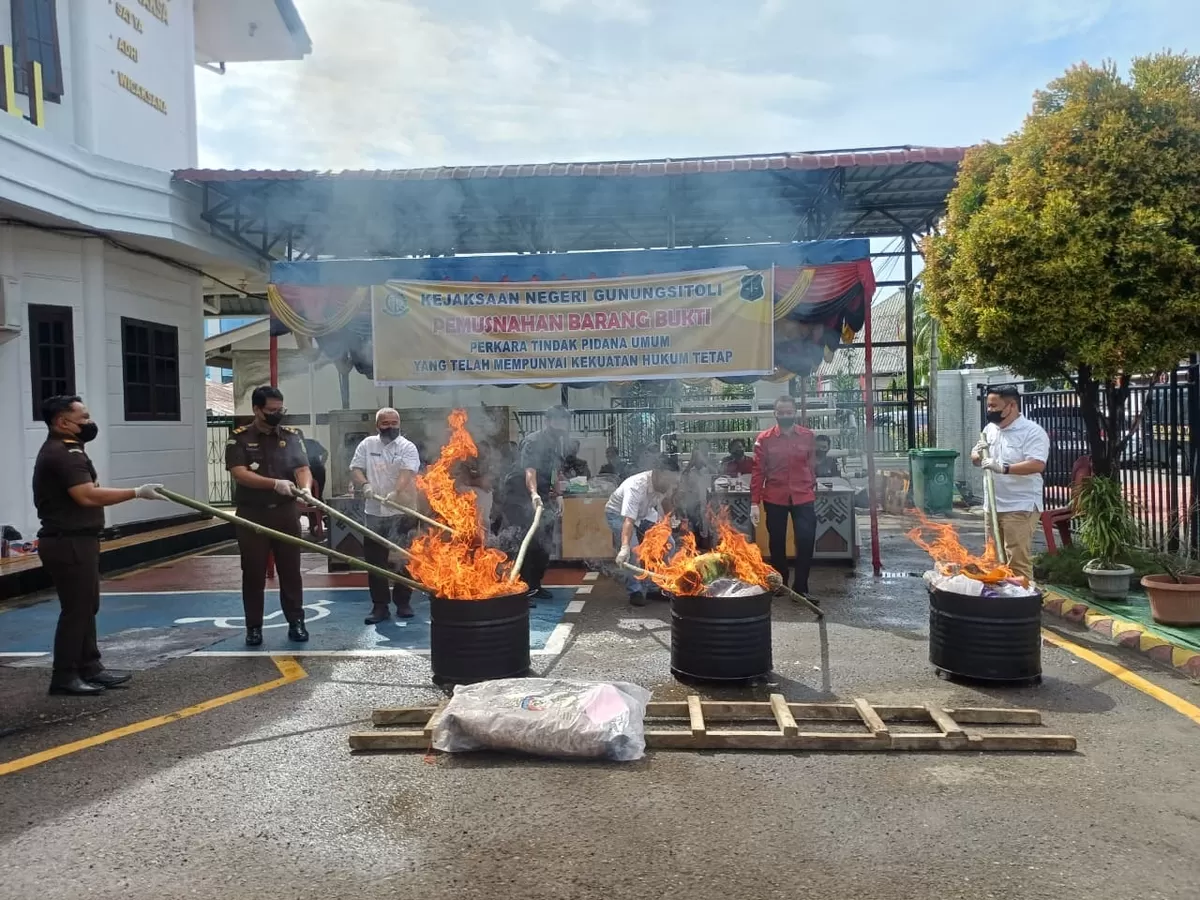 Kejaksaan Negeri Gunungsitoli memusnahkan barang bukti dari 39 perkara tindak pidana umum yang telah berkekuatan hukum tetap (inkracht)