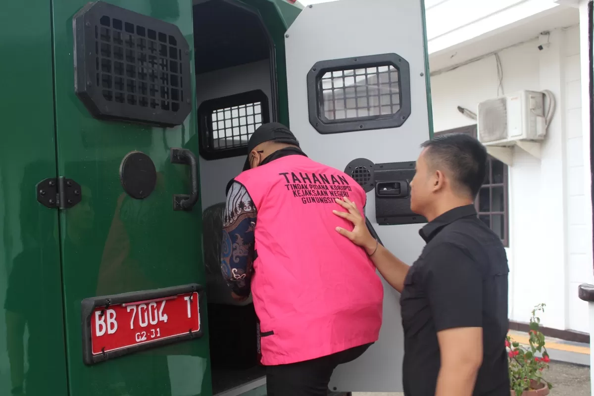 Kajari Gunungsitoli resmi menahan Direktur PT. VCM berinisial FLPZ dalam dugaan tindak pidana korupsi pada proyek RSU Pratama Kab. Nias