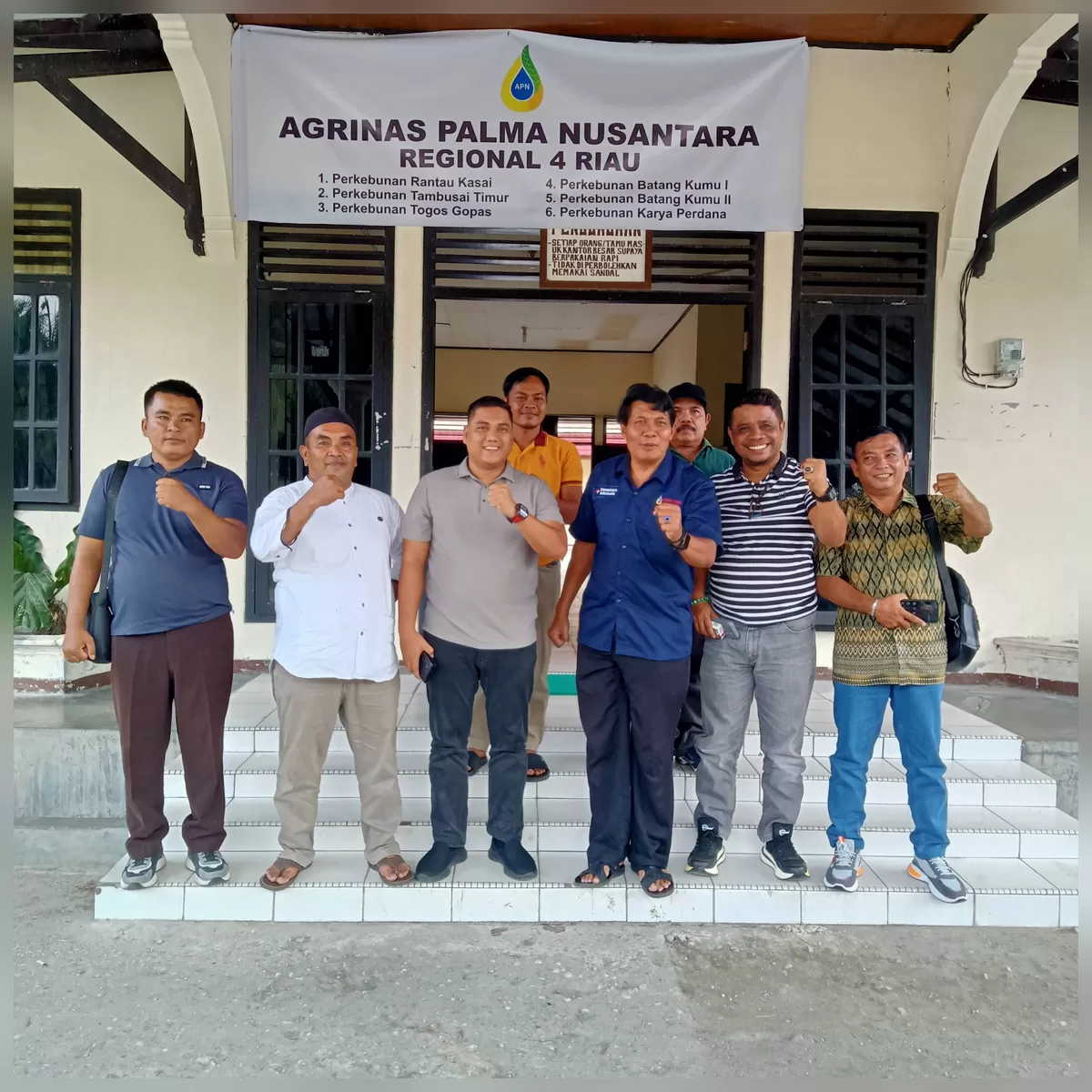 Foto Bersama Tokoh Pemuda Desa Lubuk Soting  Dan Asisten Manager PT Agrinas Palma Kebun Eks PT Torus Ganda Kebun Tambusai Timur  (NAWACITAPOST COM)