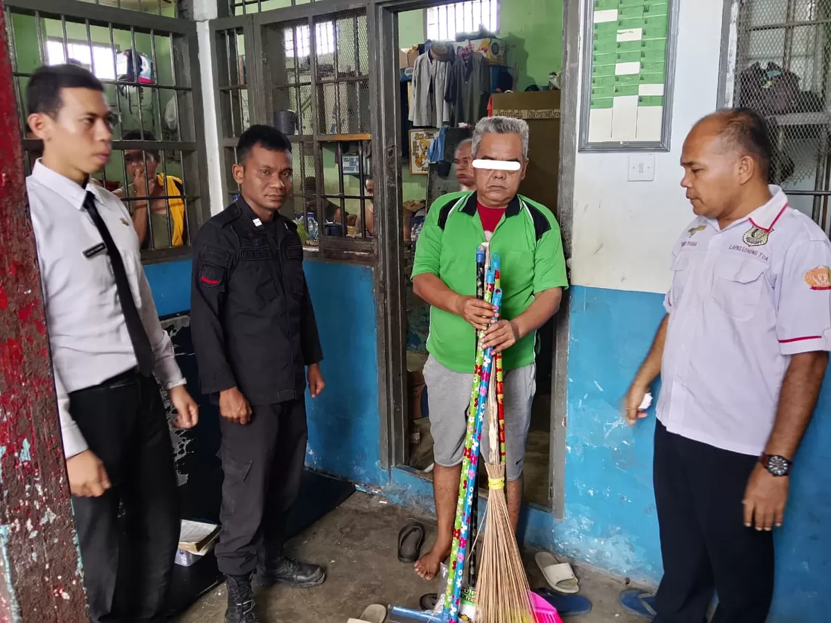 Petugas Lapas Gunungtua Saat Bagikan Peralatan Kebersihan Kepada Warga Binaan