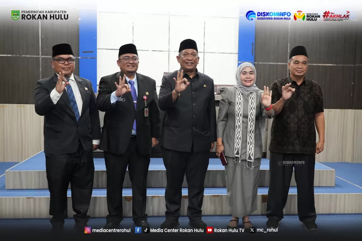 Foto Bersama Bupati Rokan Hulu Anton Ketua DPRD Hj Sumiartini Saat Melantik Pejabat Eselon, Posisi Sekda Sementara Akan Ditunjuk PLH (Diskominfo Rohul )