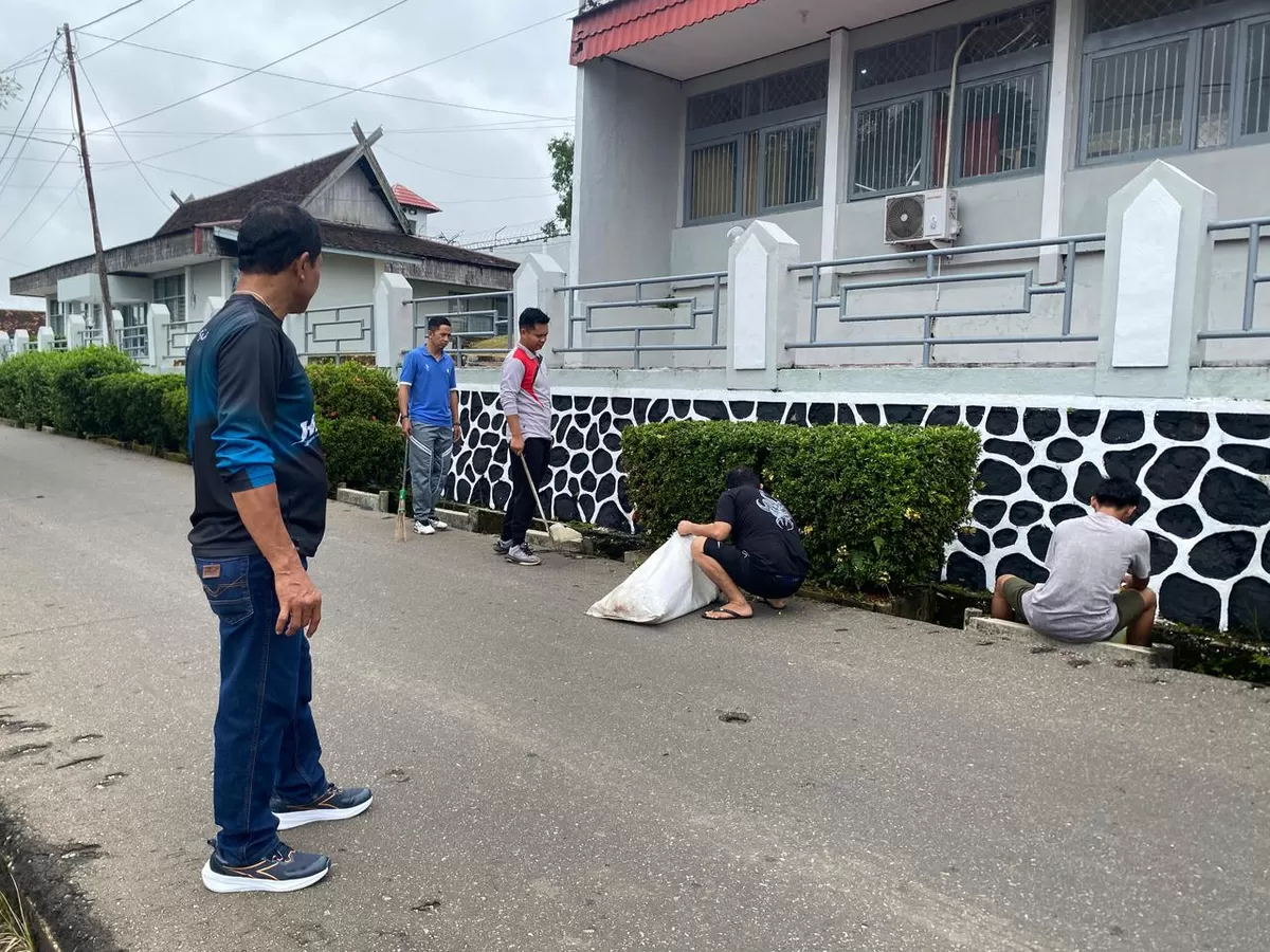 Kalapas Muara Teweh Saat Tinjau Kegiatan Kebersihan Lingkungan