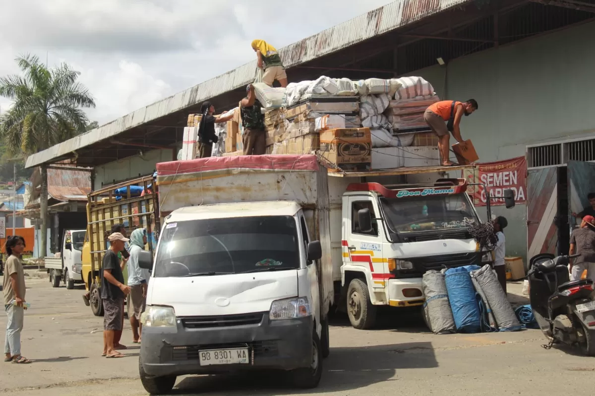 Aktivitas kegiatan bongkar muat barang di PT. Pelabuhan Indonesia (Pelindo) Regional 1 Gunungsitoli melalui kapal roll on-roll off (RoRo)