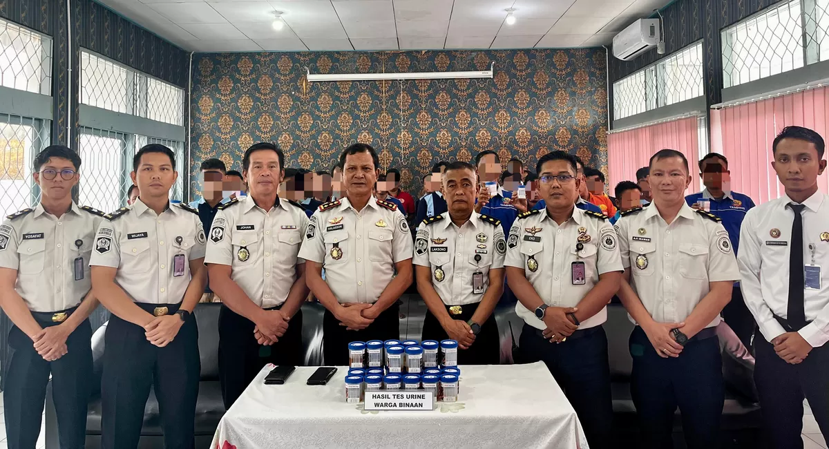 Kalapas Muara Teweh Saat Kegiatan Tes Urine bagi Petugas dan Warga Binaan