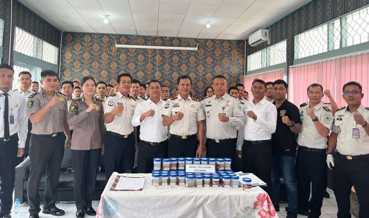 Kabapas Muara Teweh dan Jajaran Saat Berpartisipasi dalam Kegiatan Tes Urine dan Razia