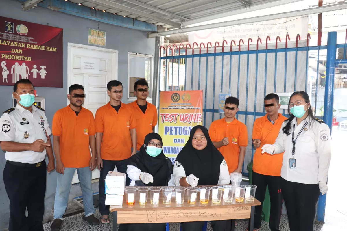Petugas Lapas Rantauprapat Saat Kegiatan Tes Urine WBP