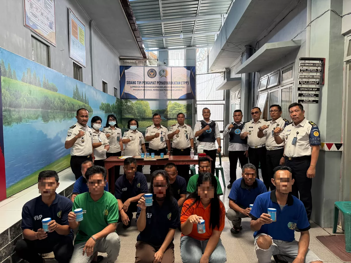 Kalapas Gunungsitoli Saat Kegiatan Tes Urine Pegawai dan WBP