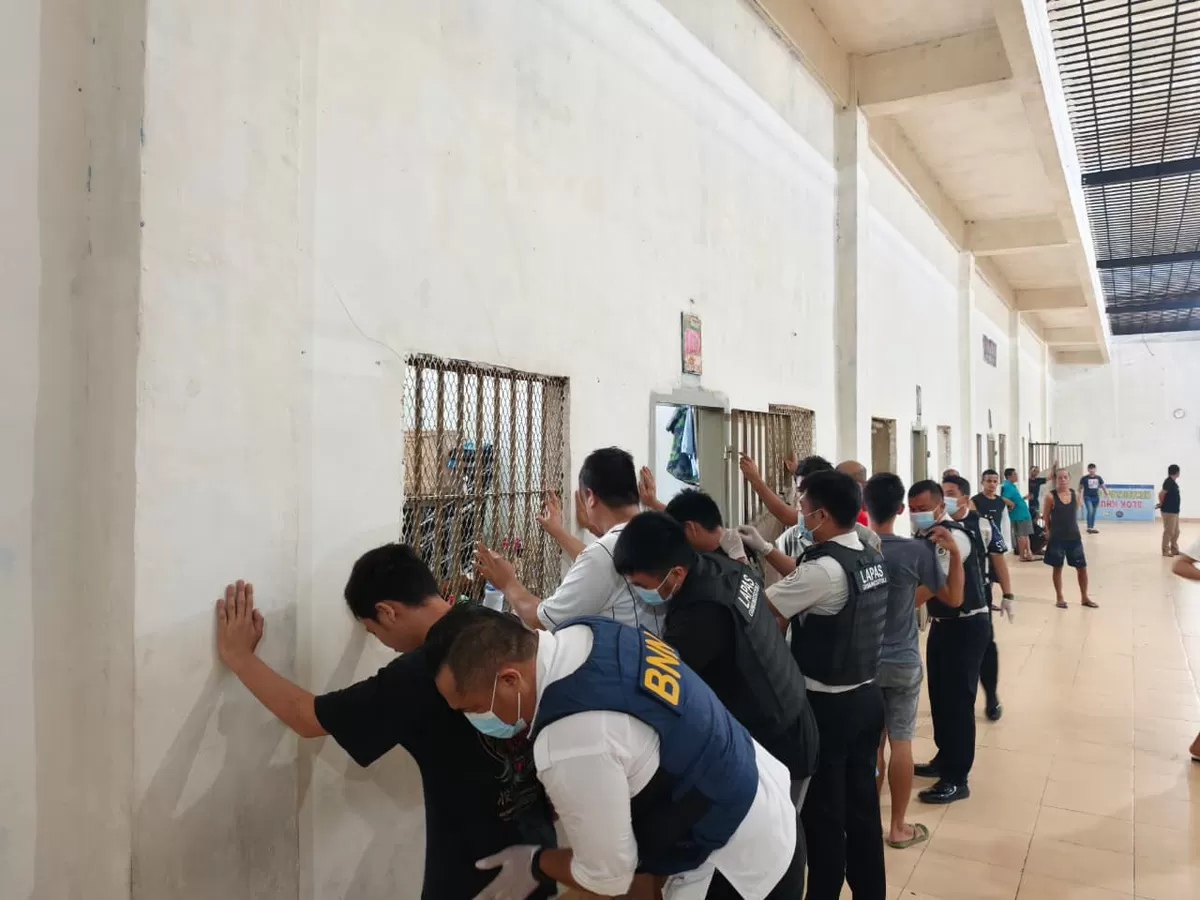 Kalapas Gunungsitoli dan Jajaran Saat Penggeledahan Blok Hunian Bersama APH