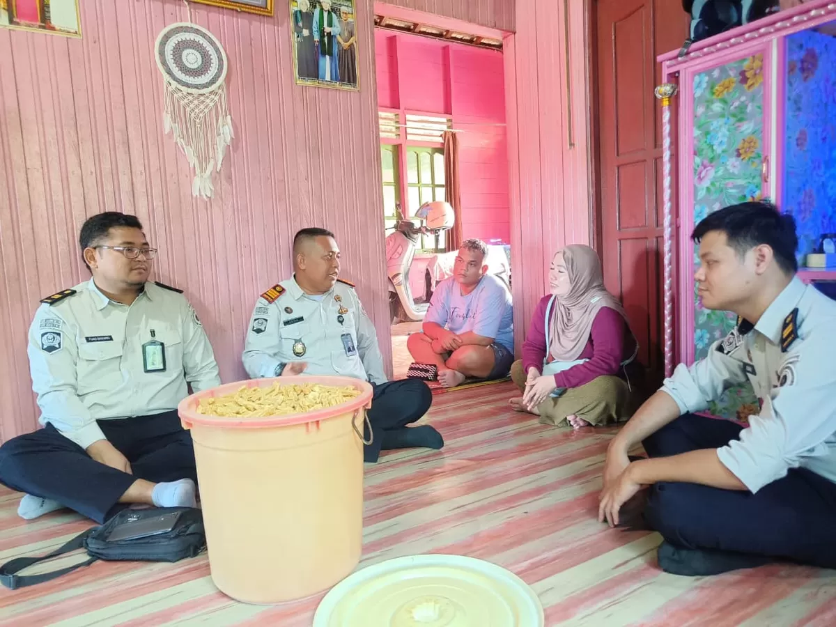 Kabapas Muara Teweh dan PK Saat Home Visit kepada Klien Pemasyarakatan