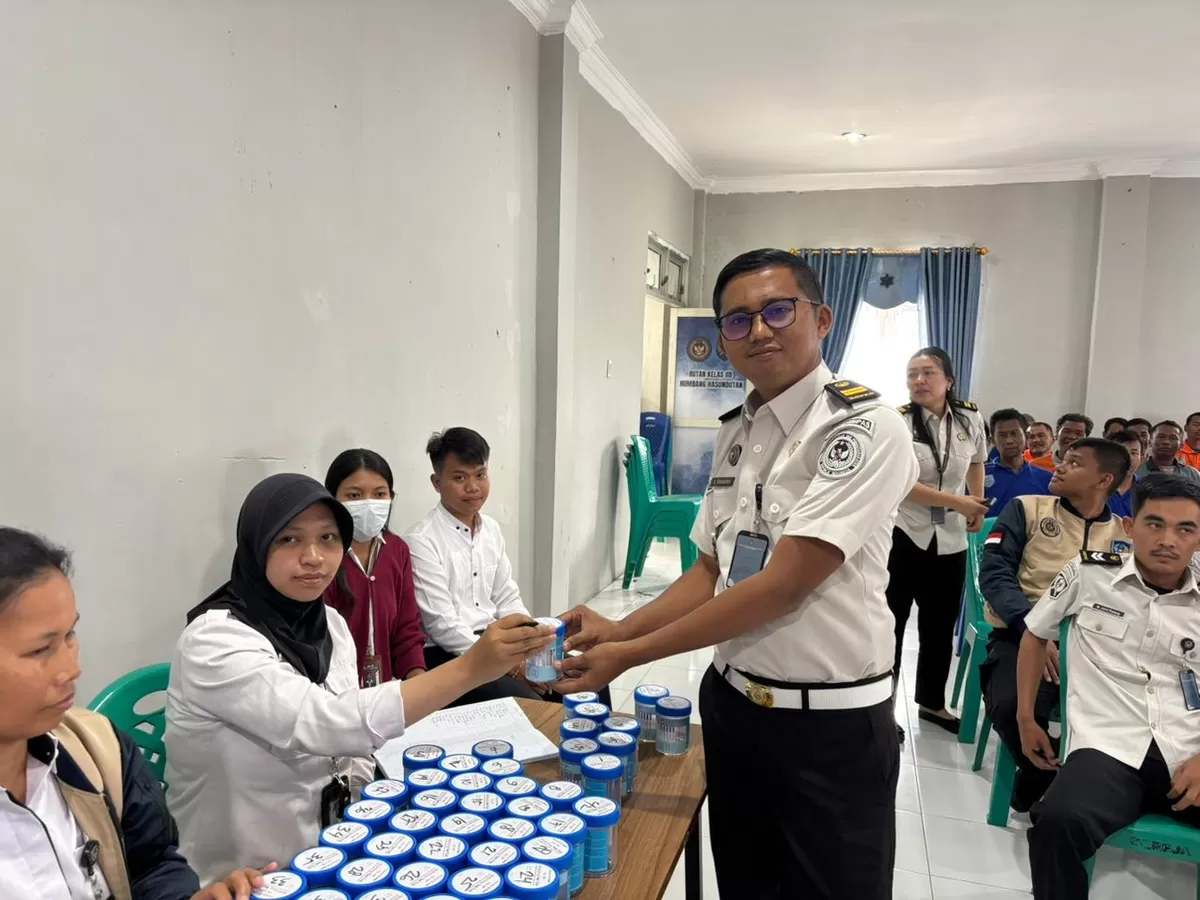 Pegawai Rutan Humbang Hasundutan dan WBP Saat Kegiatan Tes Urine