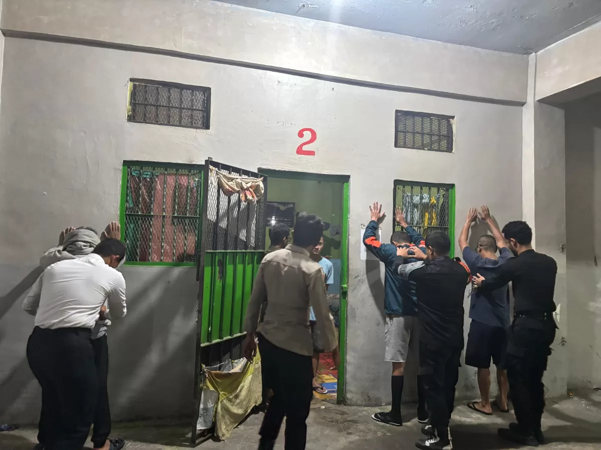 Petugas Rutan Humbang Hasundutan Saat Razia Gabungan Bersama APH