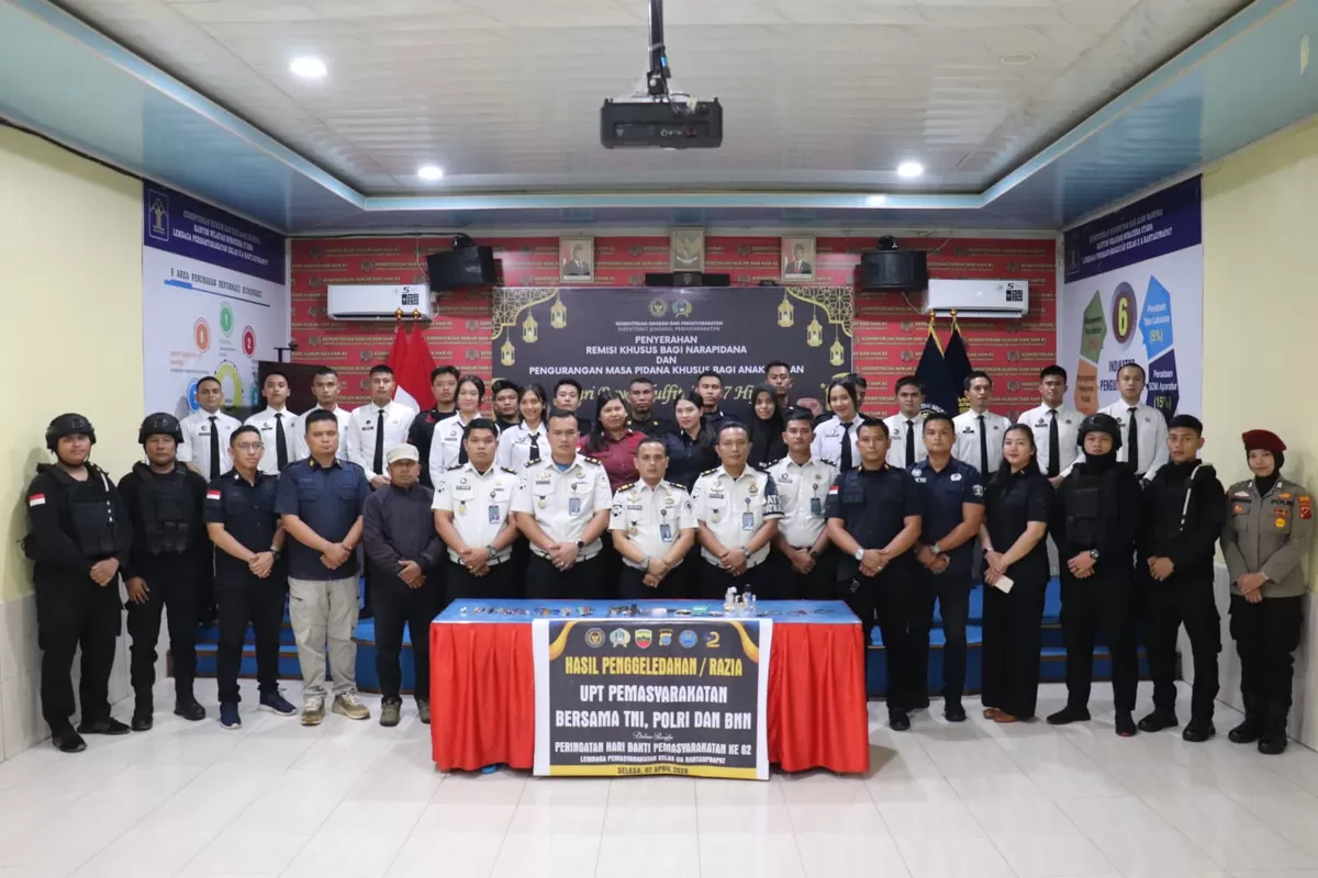 Petugas Lapas Rantauprapat Saat Kegiatan Penggeledahan Kamar Hunian Bersama APH