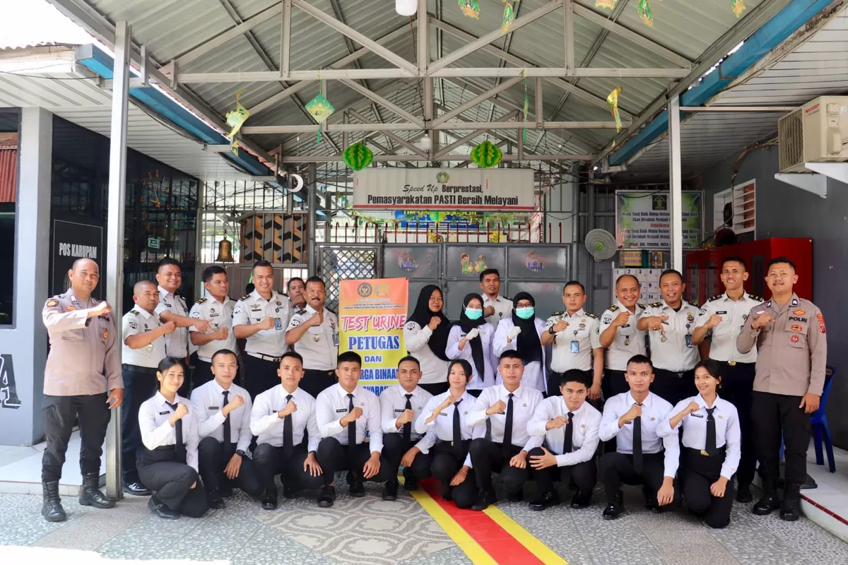Petugas Lapas Rantauprapat Saat Kegiatan Tes Urine