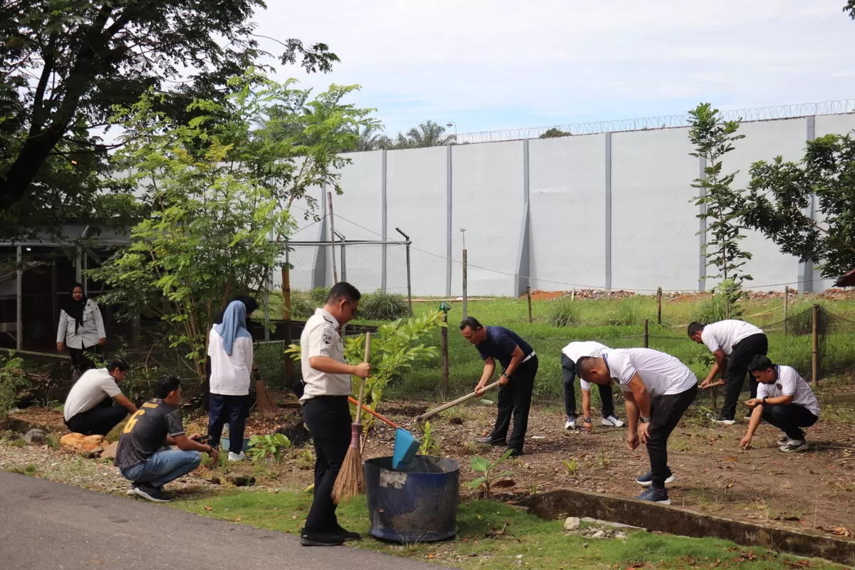 Petugas Lapas Rantauprapat Saat Bersih-bersih di Area Sekitar Lingkungan Lapas