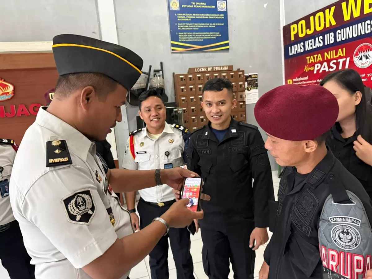 Ka. KPLP Lapas Gunungsitoli Saat Sidak Para Petugas