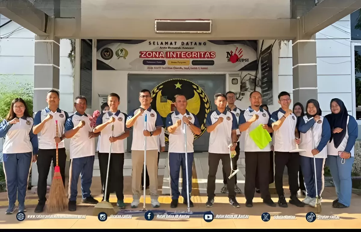 Karutan Rantau dan Jajaran Saat Kegiatan Bersih-bersih Fasilitas Umum