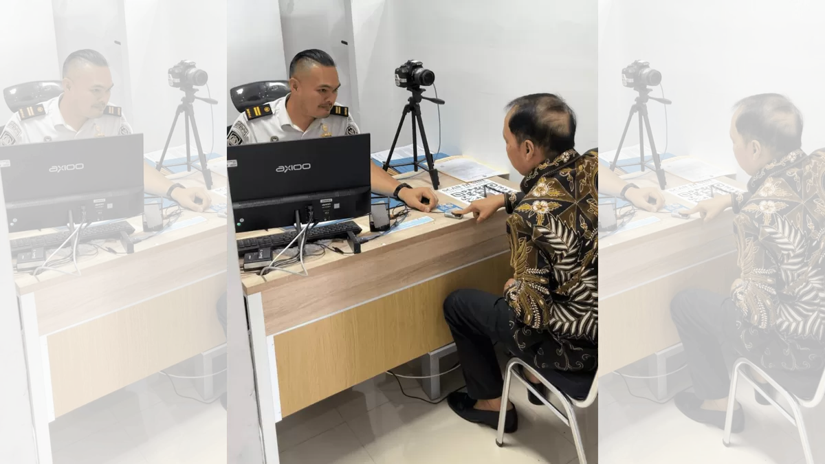 Petugas Layanan Imigrasi Sedang Melayani Masyarakat (Foto: Imigrasi)