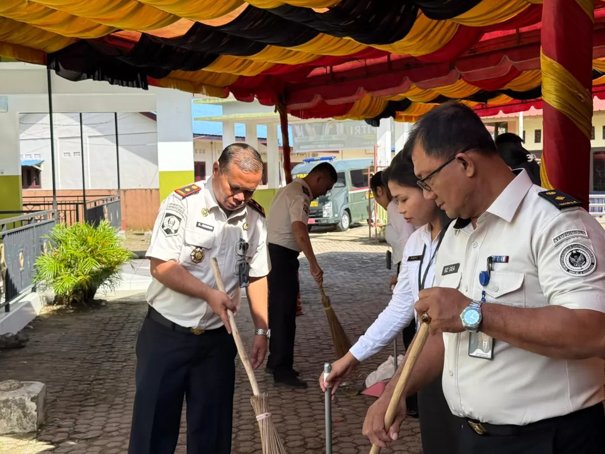 Kalapas Gunungsitoli dan Jajaran Saat Kegiatan Bakti Sosial