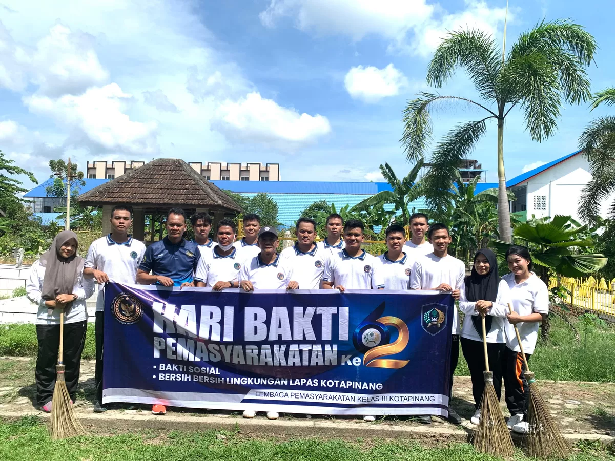 Kalapas Kotapinang dan Jajaran Saat Kegiatan Kebersihan Lingkungan