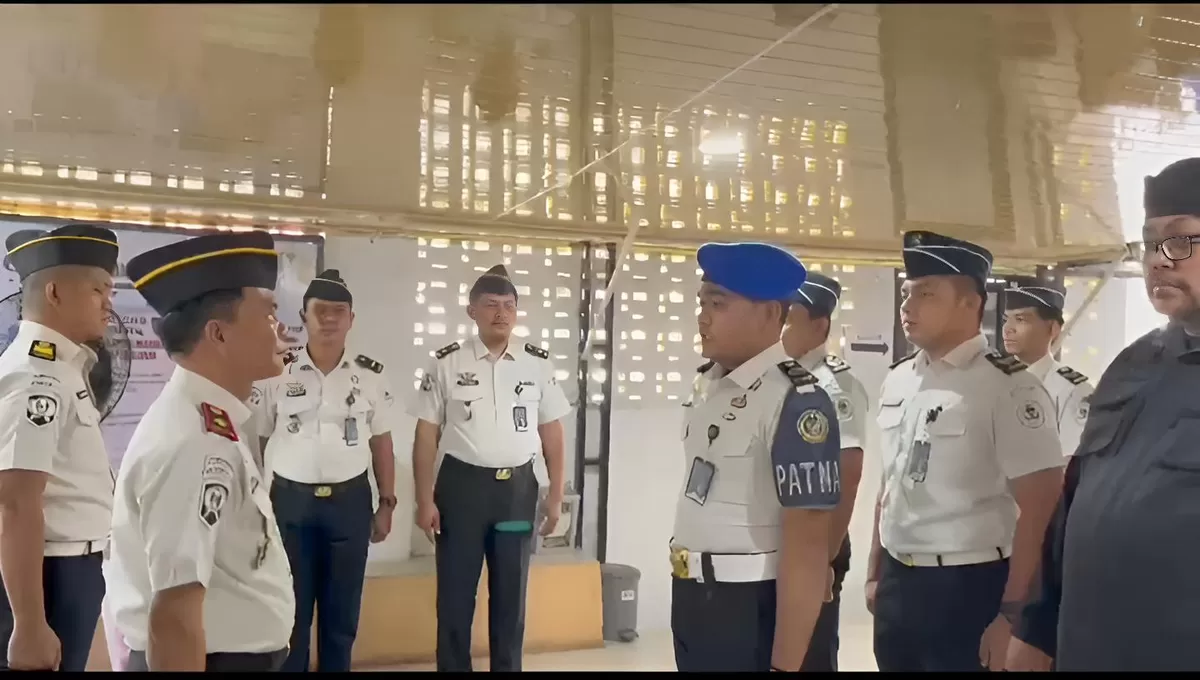 Kalapas Kotapinang dan Satops Patnal Saat Periksa Kerapian Pegawai