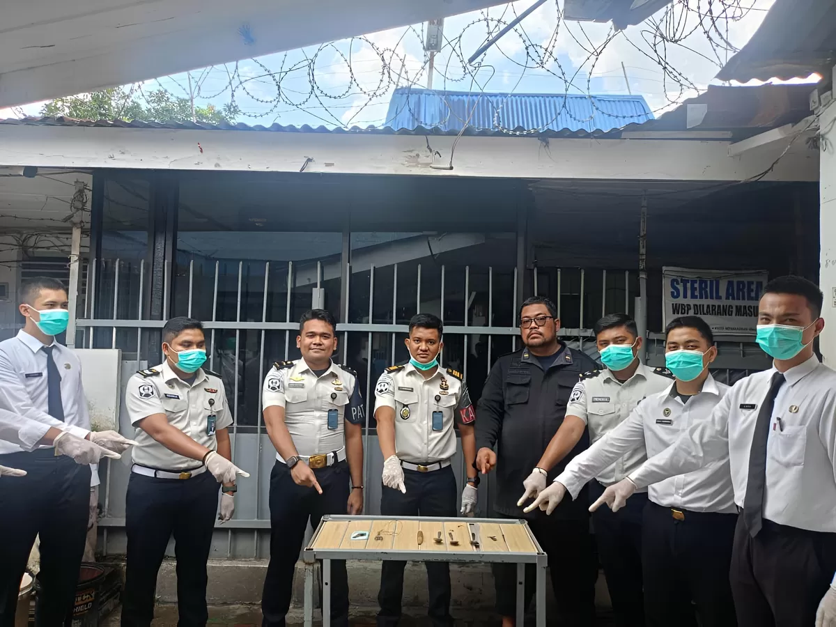 Kasubsi Kamtib Lapas Kotapinang dan Jajaran Saat Penggeledahan Penggeledahan Kamar Hunian Warga Binaan