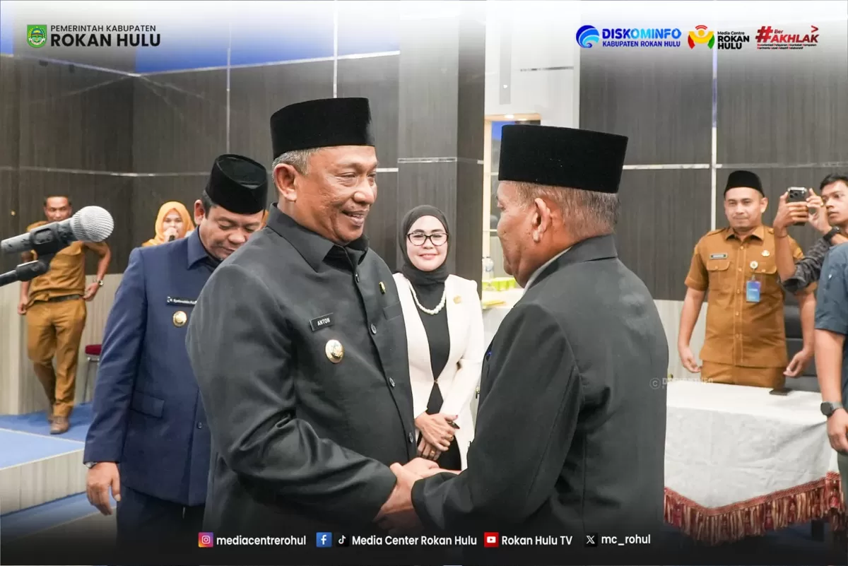Foto Bupati Anton Resmi Lantik Drs. H. Yusmar, M. Si Sebagai Pj Sekda Rokan Hulu   (Diskominfo Rohul )