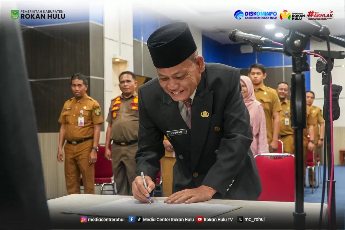 Foto Datuk SERI Drs H Yusmar M.Si Sutan Sulembang Rokan, Dari Tukang Kliping Koran Ke Kursi Pj Sekda Tanda Tangan Berita Acara Setelah Dilantik Oleh Bupati Anton    (Diskominfo Rohul )