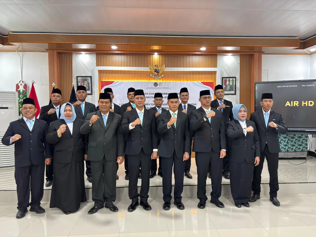 Pejabat Struktural Lapas Muara Teweh Saat Mengikuti Pelantikan dan Pengambilan Sumpah Jabatan