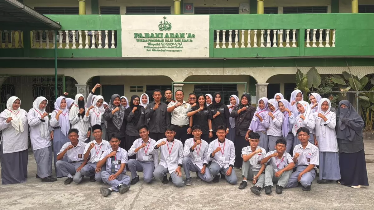 Sesi foto bersama ketika Imigrasi Belawan di SMA Yayasan Panti Asuhan Bani Adam, Jalan Mangaan III Pasar II, Mabar, Medan,  (Istimewa)