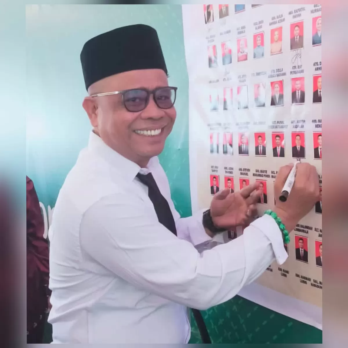 Foto Sukrial Halomoan Nasution, S H  Tanda Tangan Saat Acara Yudisium Universitas Pasir Pengaraian  (NAWACITAPOST.COM)