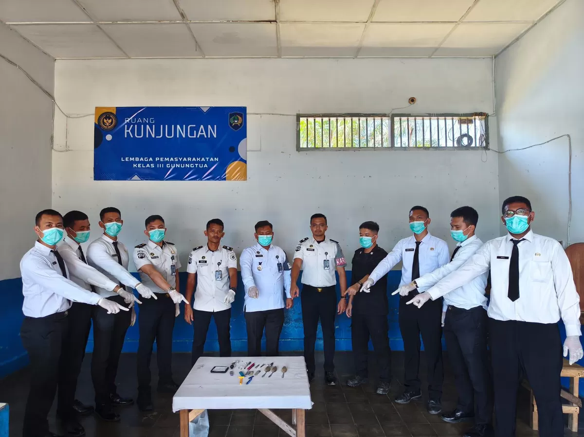 Petugas Lapas Gunungtua Setelah Kegiatan Penggeledahan Blok Hunian WBP