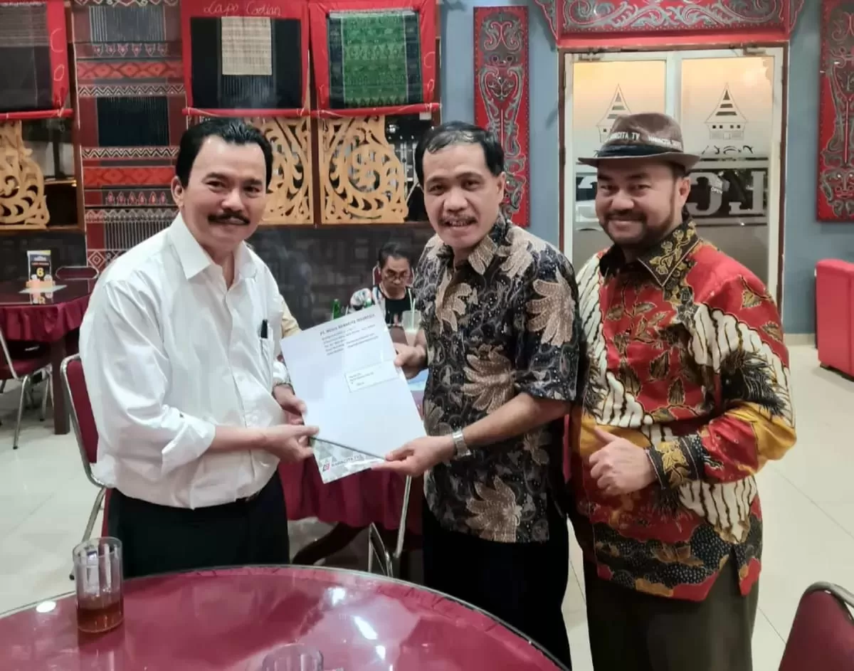 Dari kiri:  1. Agustus Gea (ahli Hukum dan Ketenagakerjaan) 2. Otoli Zebua (Komisaris PT MNI) 3. Faigiziduhu Ndruru (Direktur Utama PT MNI) (Istimewa)