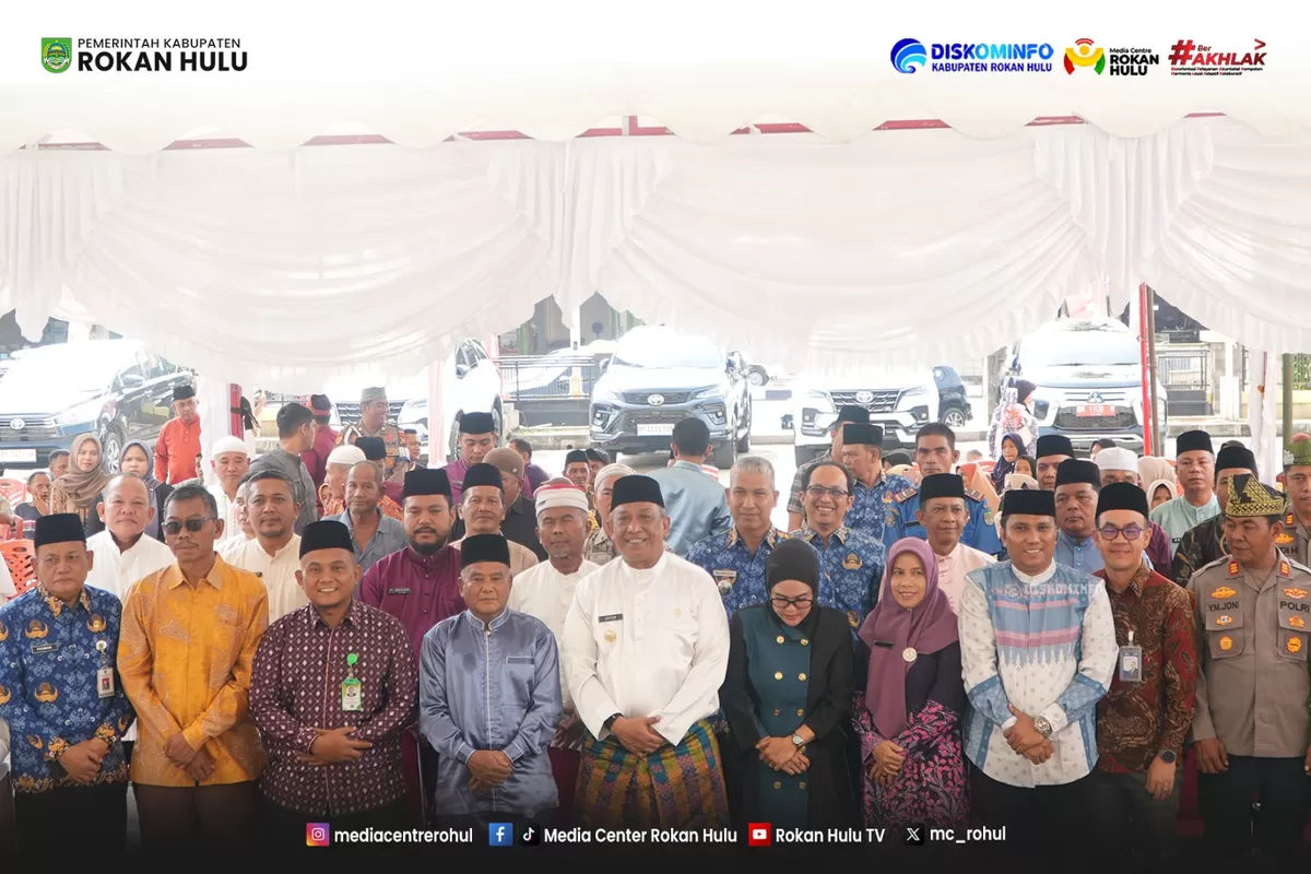 Foto Bersama Bupati Anton, Ketua DPRD Hj Sumiartini, Dirut Imran Tambusai Dan Jajaran Pengurus BUMD Perumda RHJ   (Diskominfo Rohul )