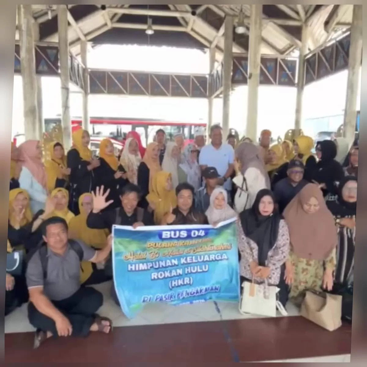 Foto Pulang Kampung Berbalut Rindu: Sejarah Baru Halal Bihalal HKR Pekanbaru di Negeri Seribu Suluk  (Diskominfo Rohul )