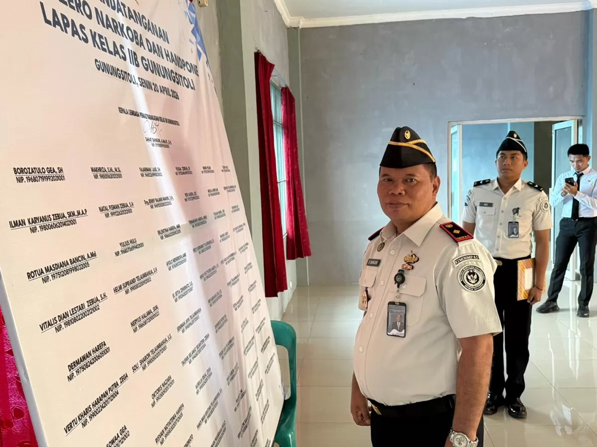Kalapas Gunungsitoli Saat Penandatanganan Ikrar Zero Narkoba dan Handphone
