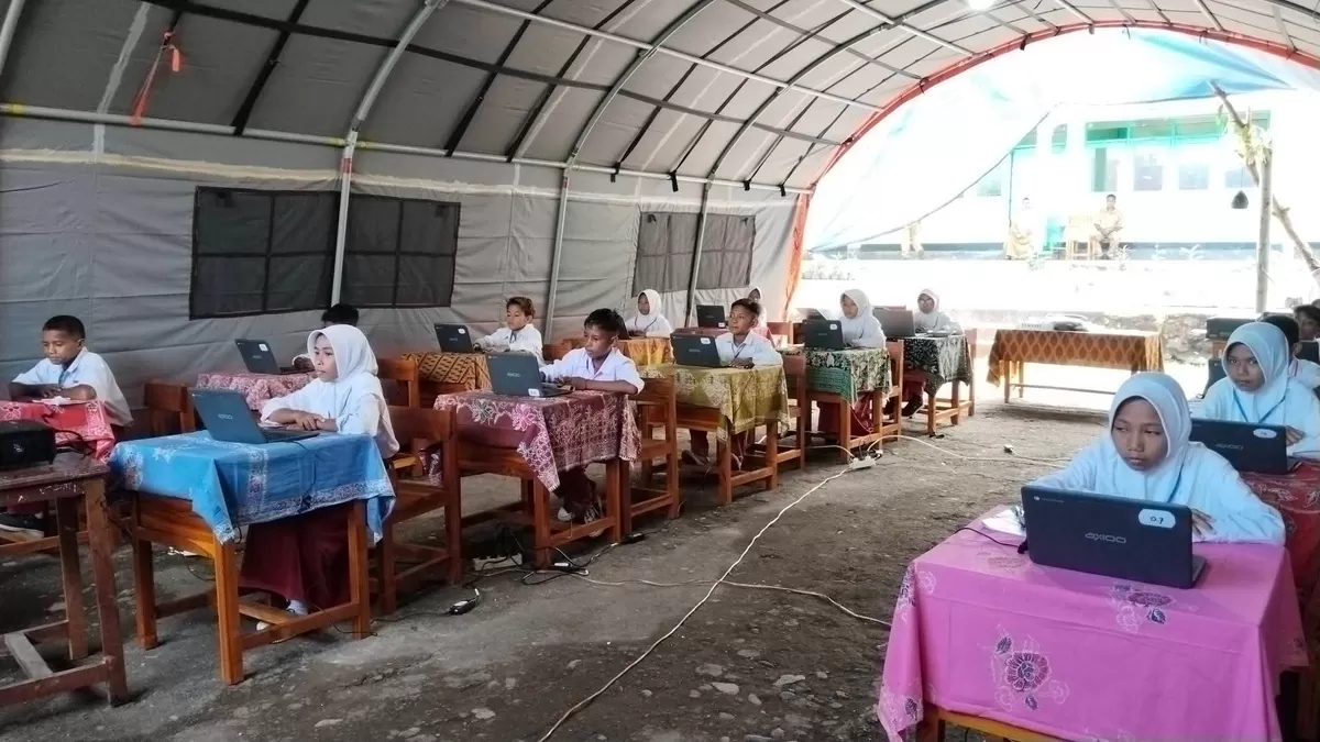 Siswa SDN Terong, Flores Timur, mengikuti ujian sekolah di tenda darurat bantuan BNPB (Istimewa)