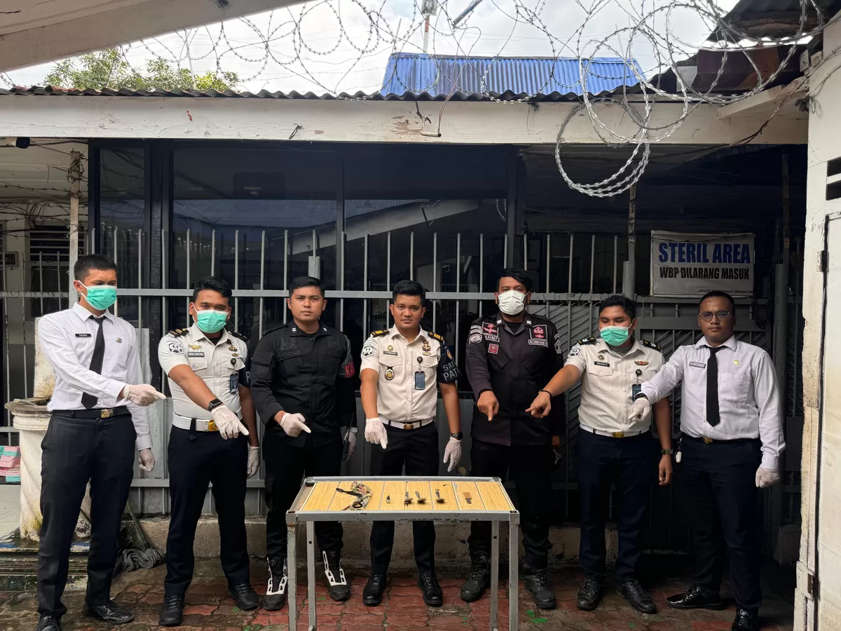 Kasubsi Kamtib Lapas Kotapinang dan Jajaran Setelah Penggeledahan Kamar Hunian Warga Binaan