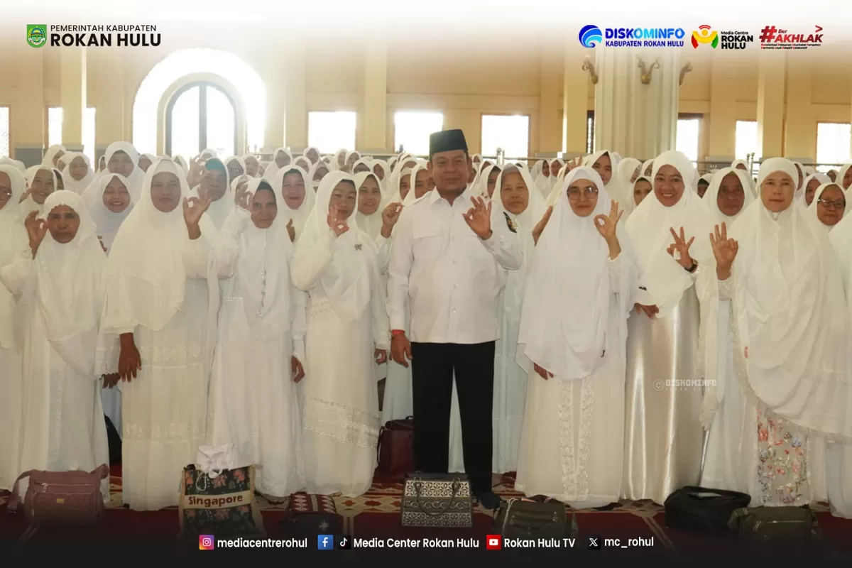 Foto Bersama Wakil Bupati Syafaruddin Poti Saat 377 Jemaah Calon Haji Rokan Hulu Jalani Praktek Manasik Tingkat Kabupaten  (Diskominfo Rohul)