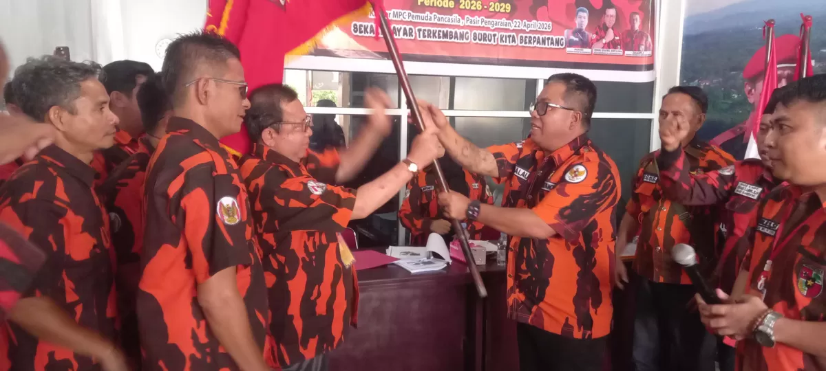 Foto Ketua Pemuda Pancasila MPC  Kabupaten Rokan Hulu Syahmadi Malau Serahkan Bendera Petaka Kepada Tengku Syafril Arif Kembali Terpilih Ketua PAC Kepenuhan Hulu (NAWACITAPOST.COM)