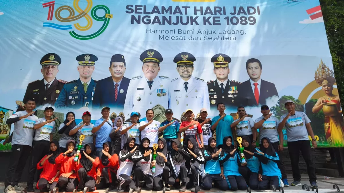 Siswi SMPN 2 Gondang yang Sabet Juara 1 Terompah Panjang di HUT Nganjuk ke-1089 (Istimewa)