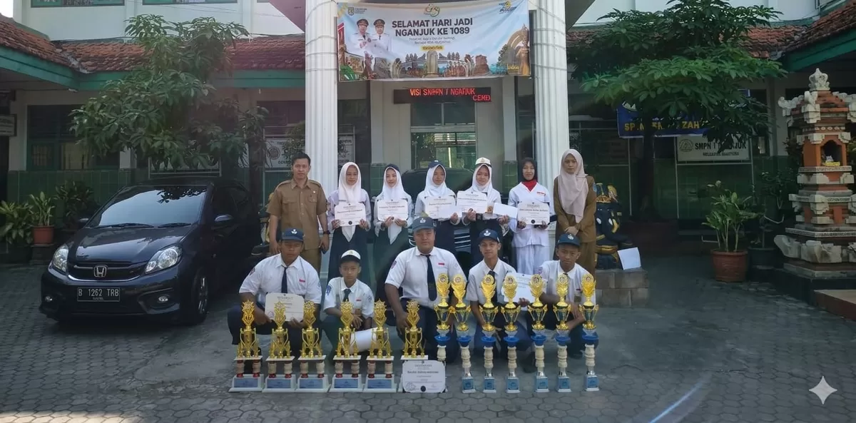 Siswa-siswi SMPN 7 Nganjuk yang memborong Juara dari Seni Tradisi hingga Olahraga Modern (Istimewa)