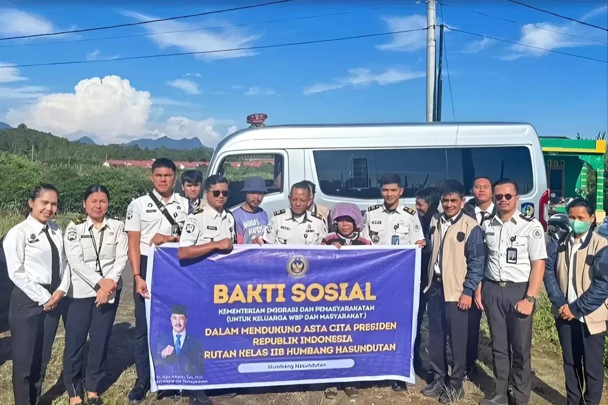 Petugas Rutan Humbang Hasundutan Saat Salurkan Bansos kepada Masyarakat