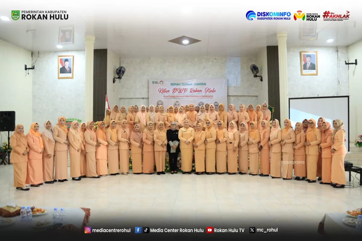 Foto Bersama Sertijab Ketua DWP Rokan Hulu dari Ny. Siska Irdaningsih M. Zaki kepada Ny. Yurniziarti Yusmar disaksikan Ketua TP PKK Ny. dr. Yeni Dwi Putri AntonNy. dr. Yeni Dwi Putri Anton  (Diskominfo Rohul )